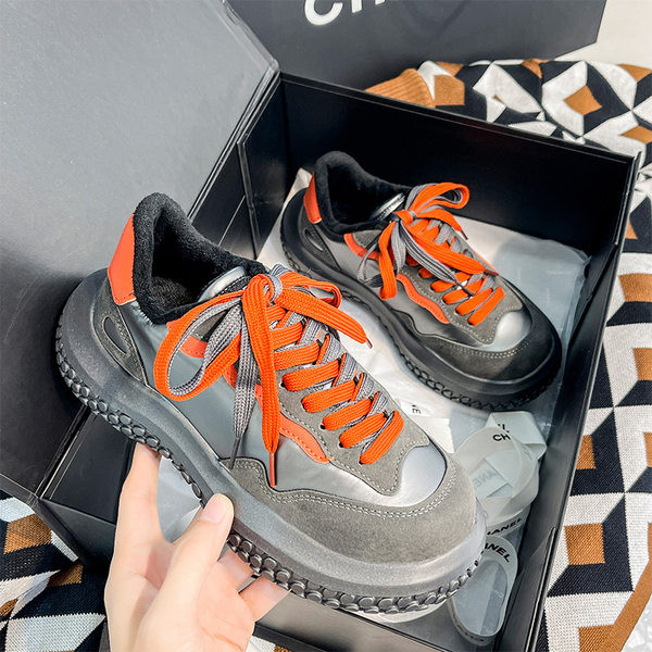 Női bőr tornacipő durva talppal - fekete és szürke