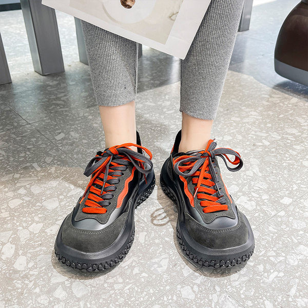 Női bőr tornacipő durva talppal - fekete és szürke