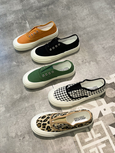 Női tornacipő nyakkendő nélkül