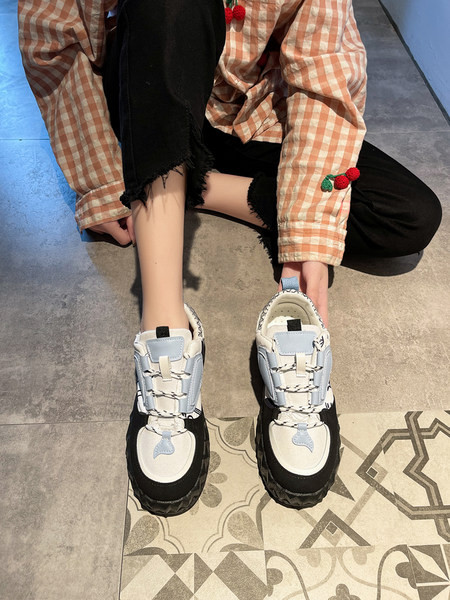 Modern női tornacipő lapos talppal