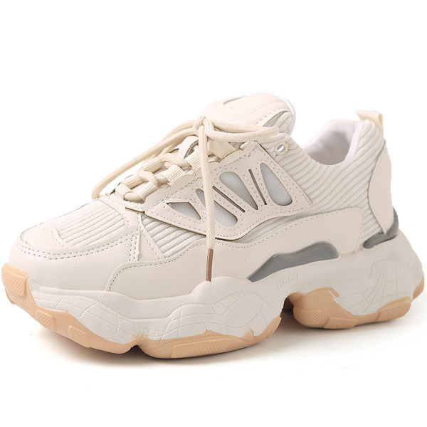 Дамски маратонки с връзки и груба подметка - бежов цвят 