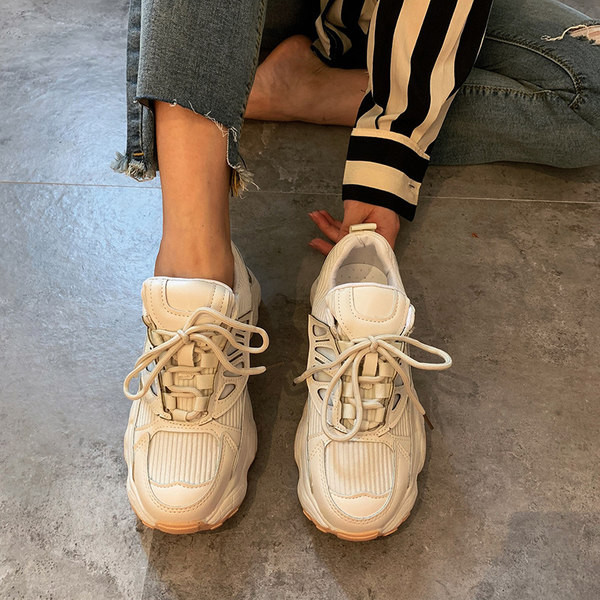 Дамски маратонки с връзки и груба подметка - бежов цвят 