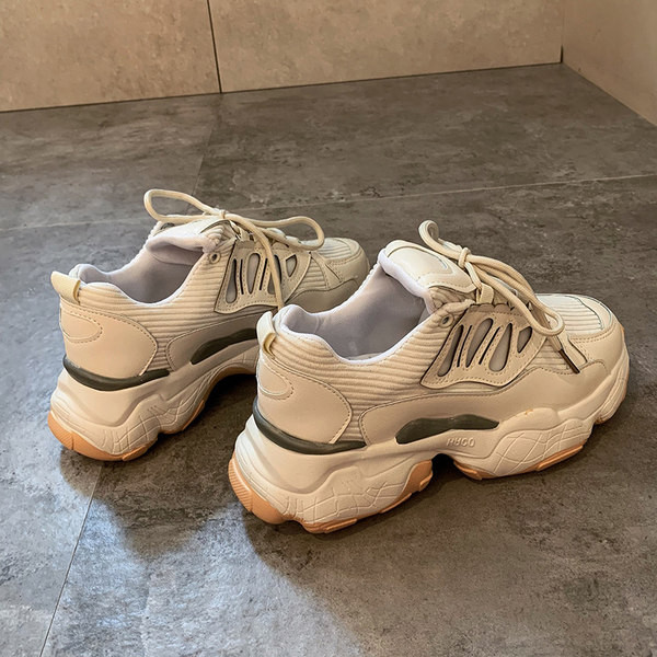 Дамски маратонки с връзки и груба подметка - бежов цвят 