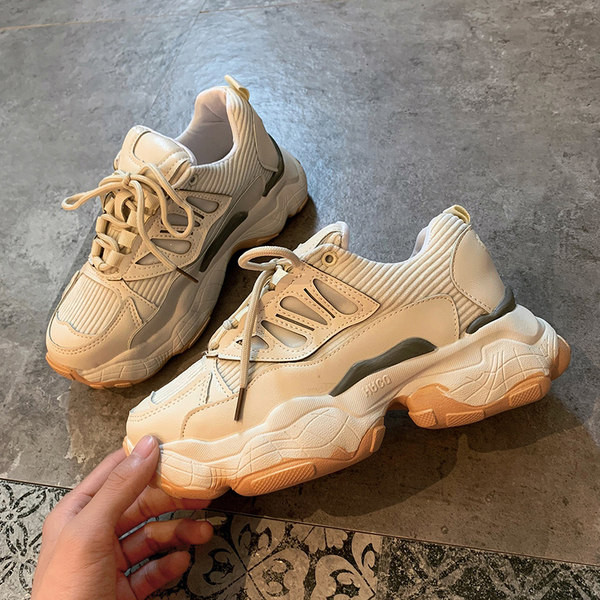 Дамски маратонки с връзки и груба подметка - бежов цвят 