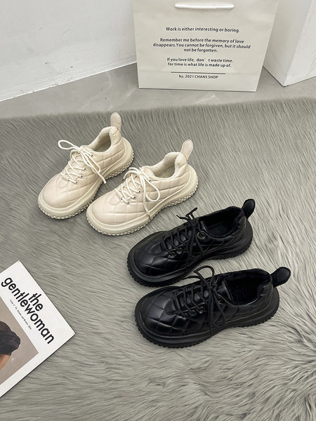 Uus mudel paeltega nahast tossud