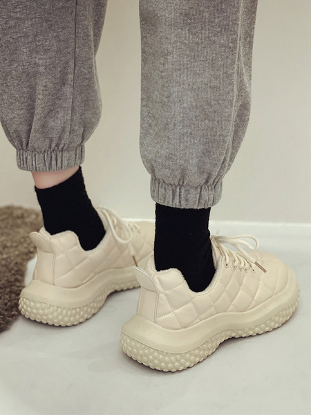 Uus mudel paeltega nahast tossud