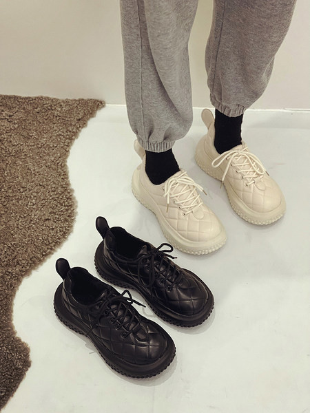 Uus mudel paeltega nahast tossud