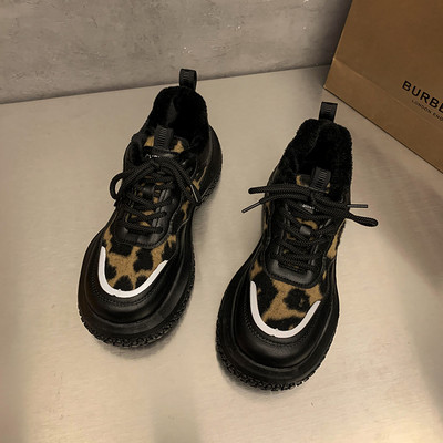 Naiste moodsad loomatrükiga tossud