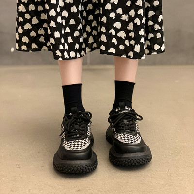 Naiste moodsad loomatrükiga tossud