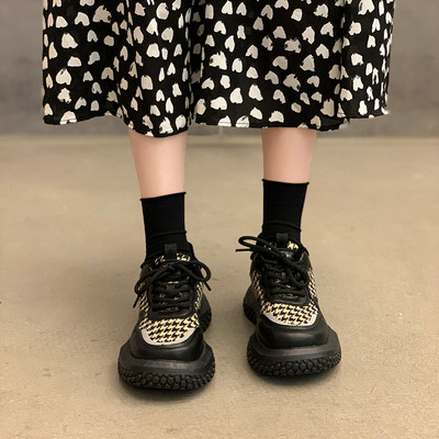 Naiste moodsad loomatrükiga tossud