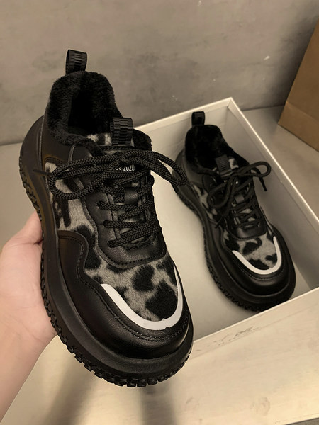 Naiste moodsad loomatrükiga tossud