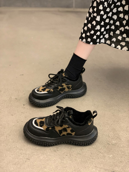 Naiste moodsad loomatrükiga tossud