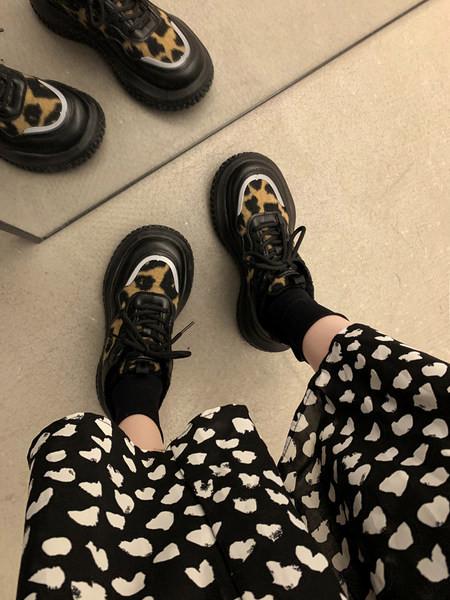 Naiste moodsad loomatrükiga tossud