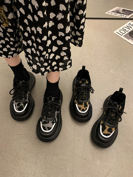 Naiste moodsad loomatrükiga tossud