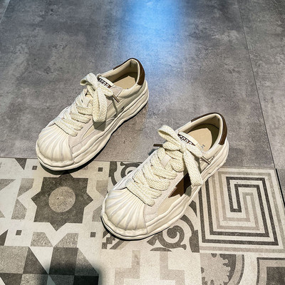 Casual γυναικεία sneakers με έμβλημα