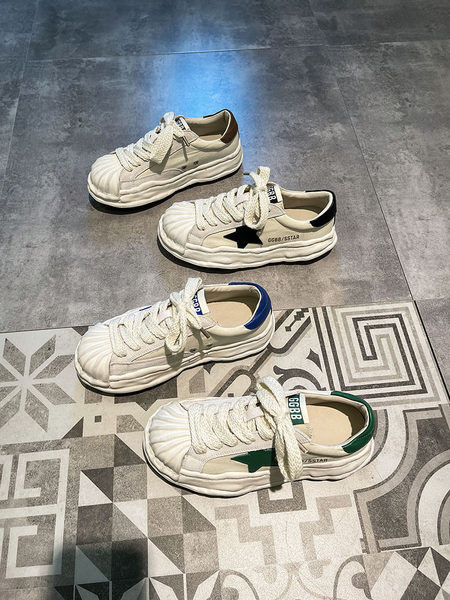 Embleemiga vabaaja naiste tossud