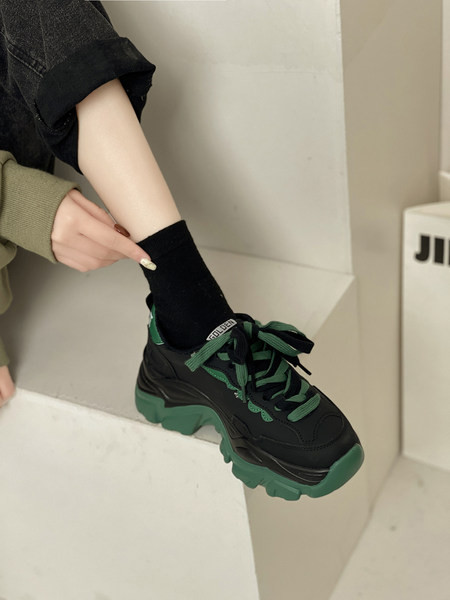 Női tornacipő színes nyakkendőkkel, két színben