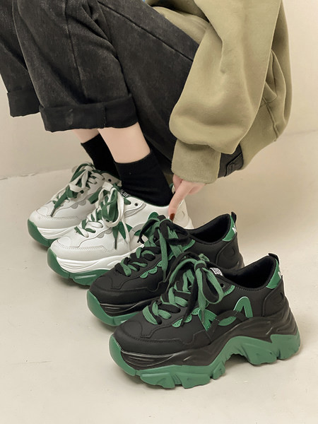 Női tornacipő színes nyakkendőkkel, két színben