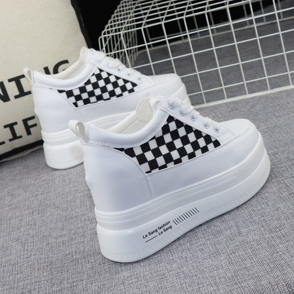 Sneakers με ψηλή πλατφόρμα με δεσμούς σε λευκό χρώμα