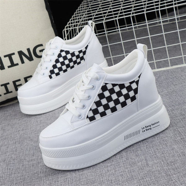 Sneakers με ψηλή πλατφόρμα με δεσμούς σε λευκό χρώμα