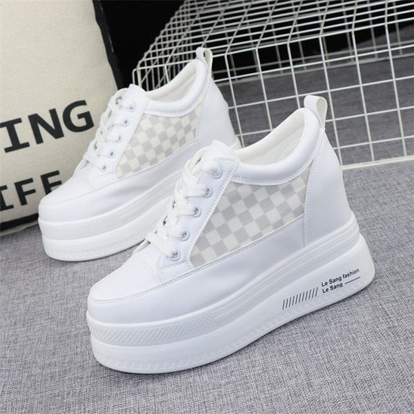 Sneakers με ψηλή πλατφόρμα με δεσμούς σε λευκό χρώμα