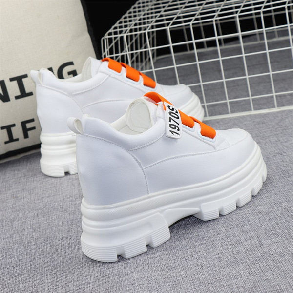 Γυναικεία sneakers από οικολογικό δέρμα με αυτοκόλλητα και πλατφόρμα 10 cm