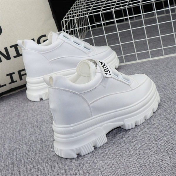 Γυναικεία sneakers από οικολογικό δέρμα με αυτοκόλλητα και πλατφόρμα 10 cm