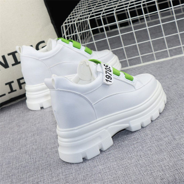 Γυναικεία sneakers από οικολογικό δέρμα με αυτοκόλλητα και πλατφόρμα 10 cm