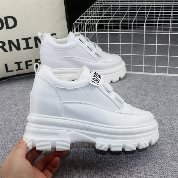 Γυναικεία sneakers από οικολογικό δέρμα με αυτοκόλλητα και πλατφόρμα 10 cm