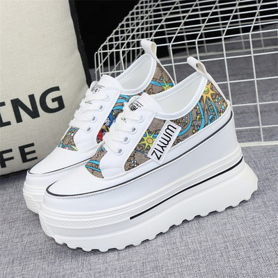 Naiste tekstiilist 10 cm kõrguse tallaga tossud