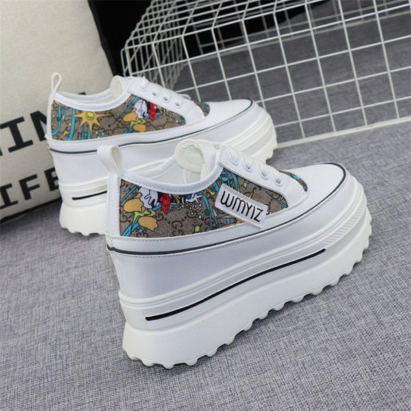 Naiste tekstiilist 10 cm kõrguse tallaga tossud