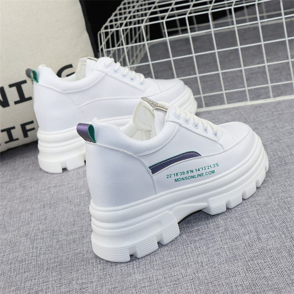 Alkalmi női tornacipő durva talppal - fehér és fekete