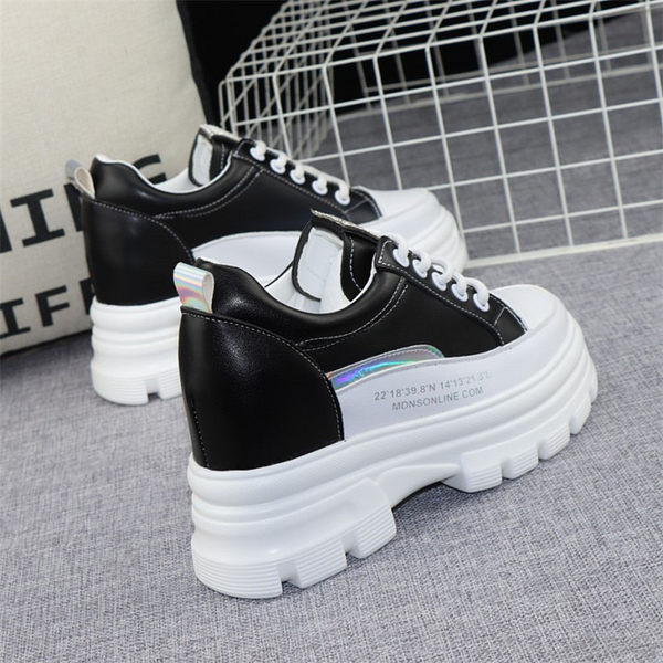 Alkalmi női tornacipő durva talppal - fehér és fekete