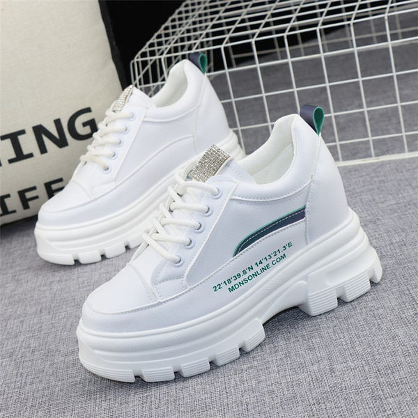 Alkalmi női tornacipő durva talppal - fehér és fekete