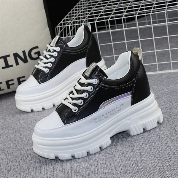 Alkalmi női tornacipő durva talppal - fehér és fekete