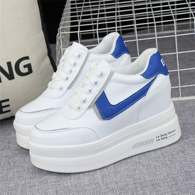 Γυναικεία sneakers με ψηλή σόλα και κρυφή πλατφόρμα