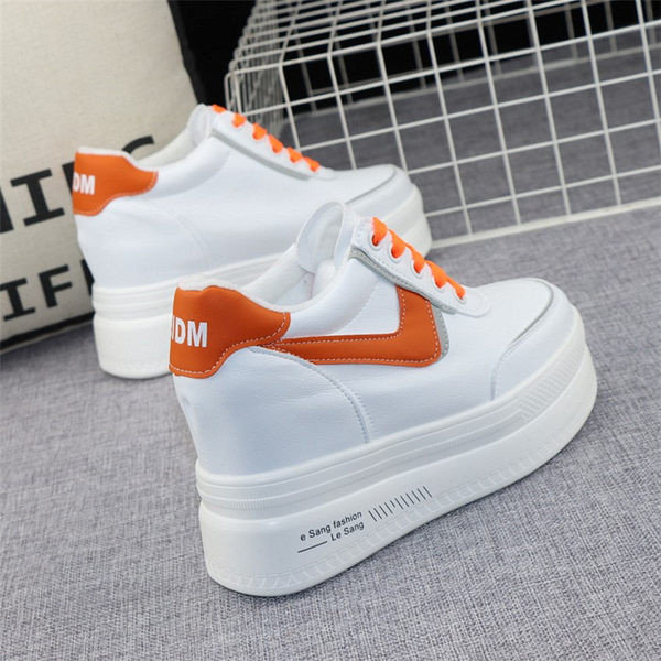 Naiste kõrge talla ja peidetud platvormiga tossud