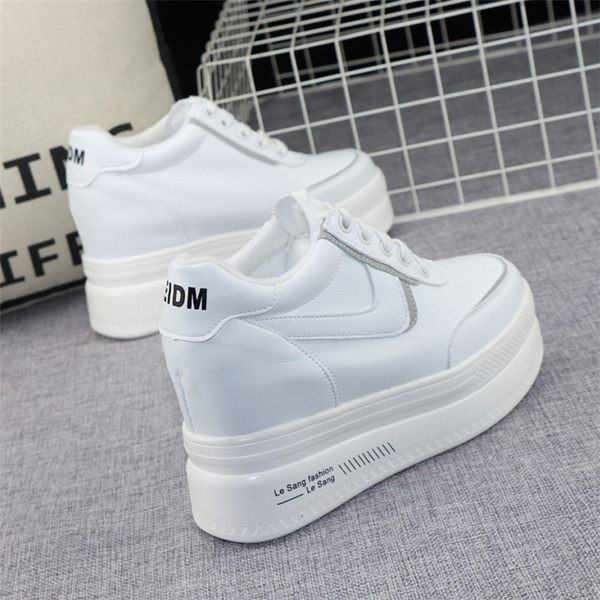 Naiste kõrge talla ja peidetud platvormiga tossud