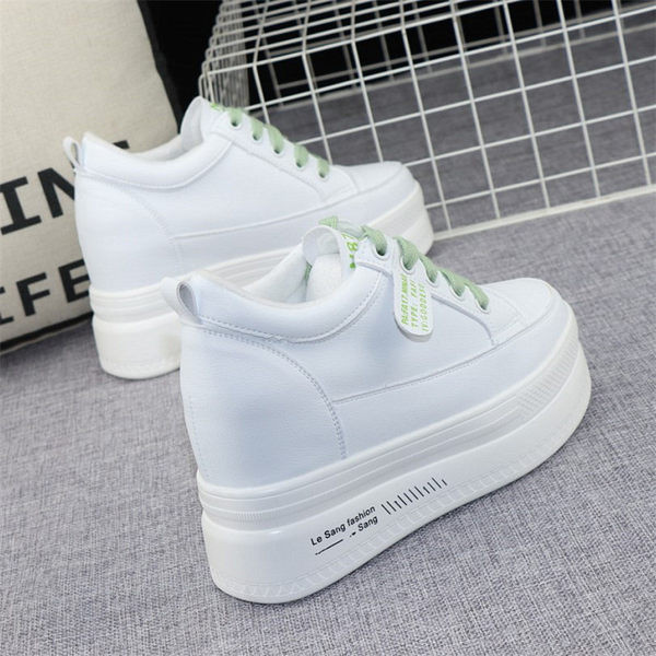 Γυναικεία sneakers σε λευκό χρώμα με ψηλή πλατφόρμα