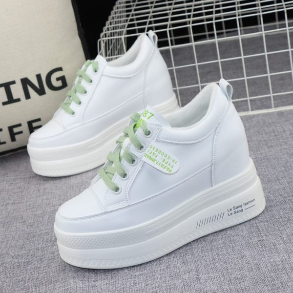 Γυναικεία sneakers σε λευκό χρώμα με ψηλή πλατφόρμα