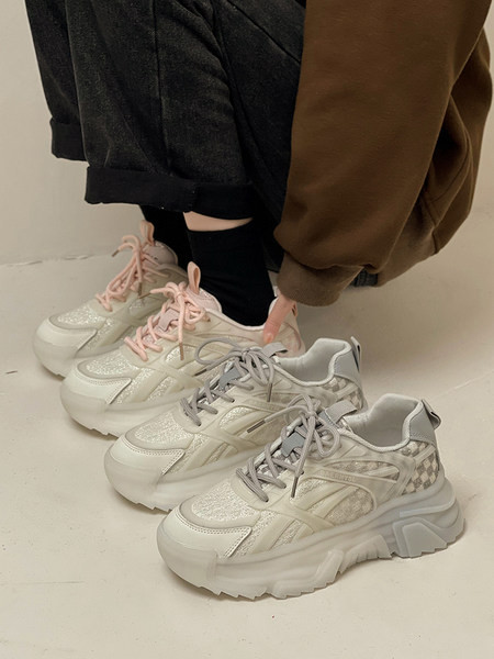 Női tornacipő színes nyakkendővel - két színben