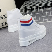 Naiste tossud kuni pahkluuni varjatud platvormiga