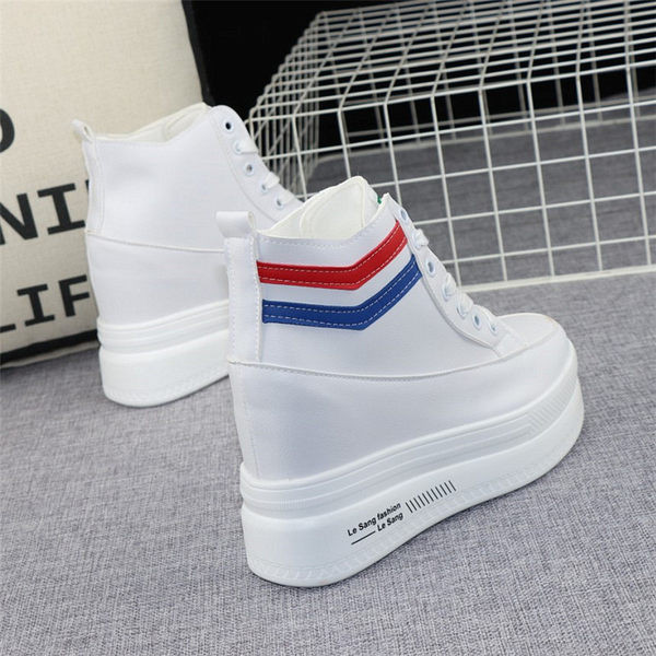 Naiste tossud kuni pahkluuni varjatud platvormiga