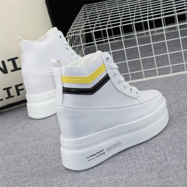 Naiste tossud kuni pahkluuni varjatud platvormiga