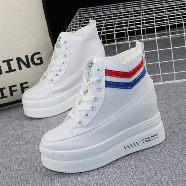 Naiste tossud kuni pahkluuni varjatud platvormiga