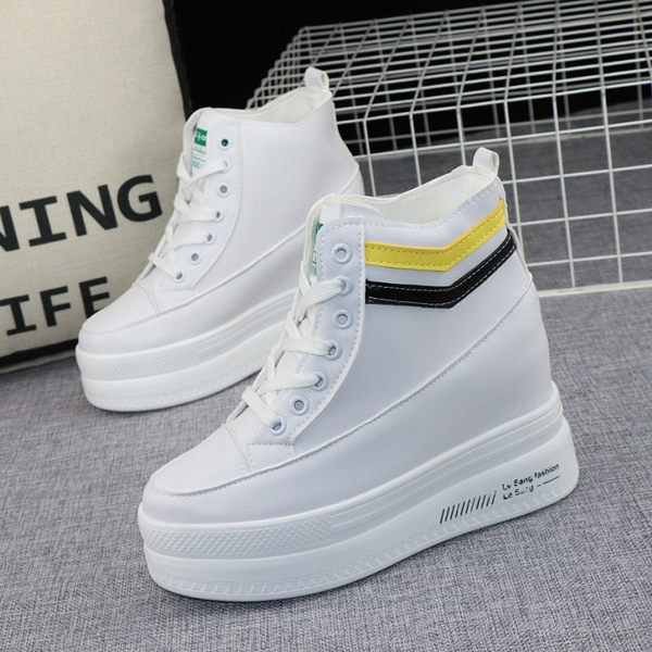 Naiste tossud kuni pahkluuni varjatud platvormiga