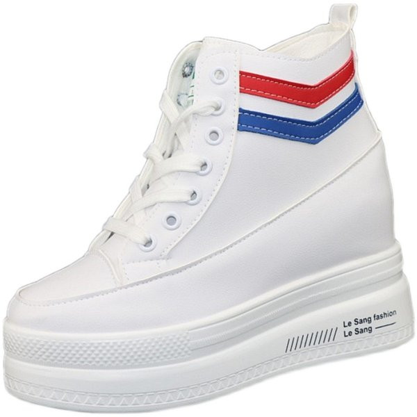 Naiste tossud kuni pahkluuni varjatud platvormiga