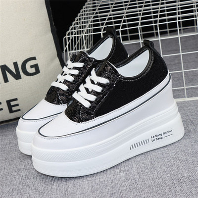 Кецове с висока подметка и лъскав елемент