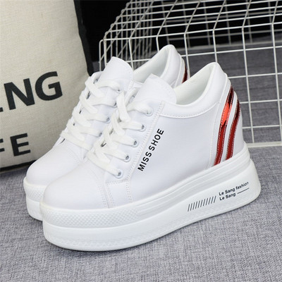 Ανοιξιάτικα sneakers από οικολογικό δέρμα με σόλα ύψους 10 cm