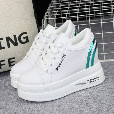 Ανοιξιάτικα sneakers από οικολογικό δέρμα με σόλα ύψους 10 cm